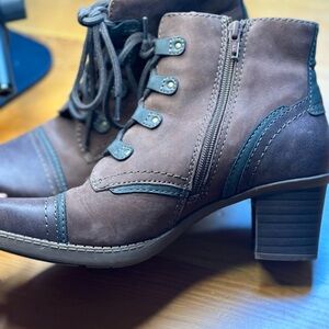 W size 9.5 Earth Origins booties